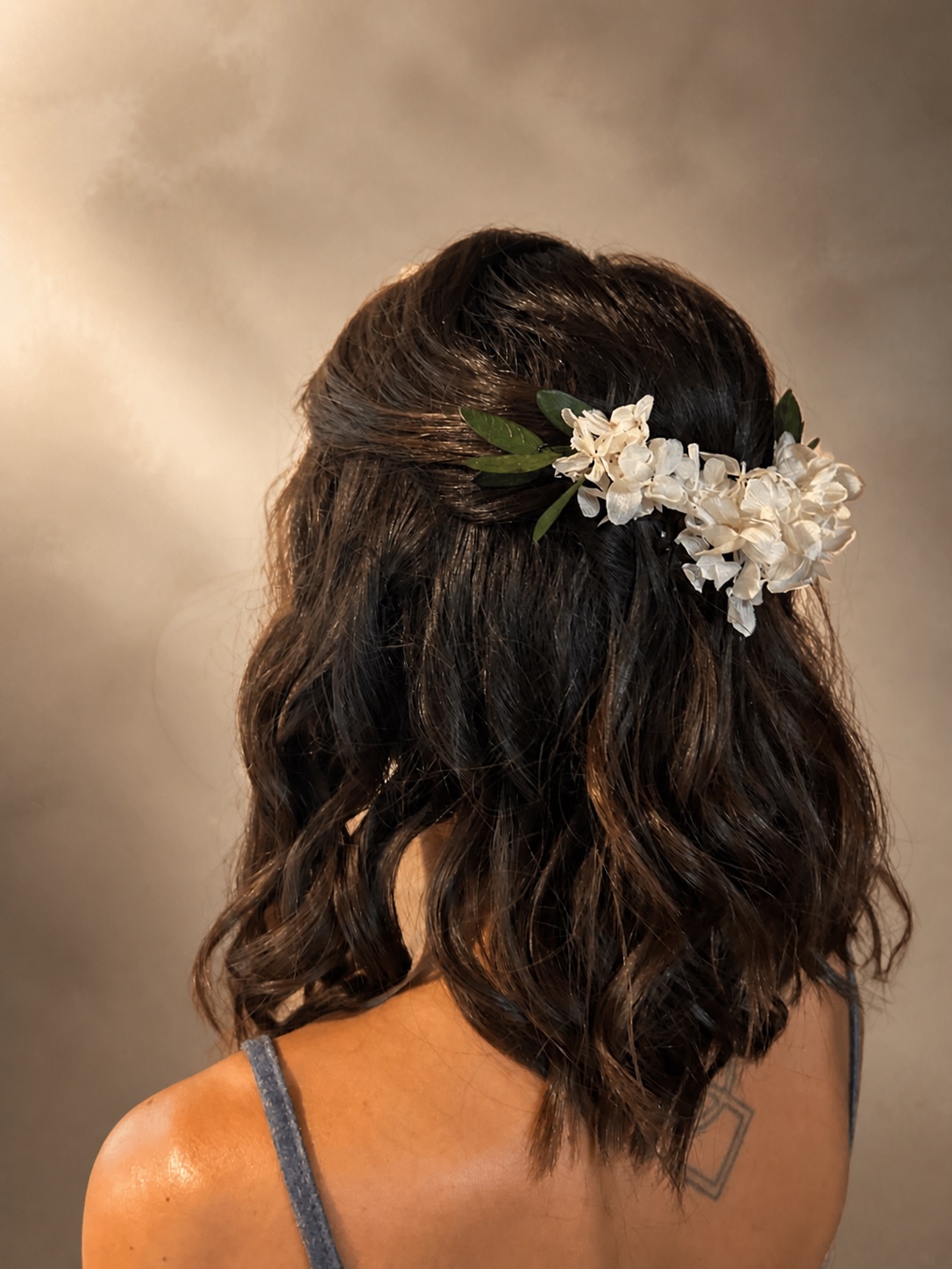 Peinado floral de invitada realizado por MN ESTILISTAS